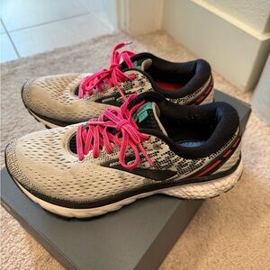 Brooks Women's Sneakers - Gray with Pink Laces